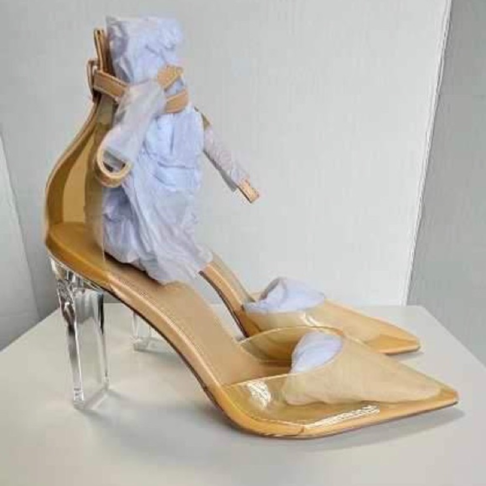 NIB - Shoedazzle, Ladies Rumo Pointed Toe Pump - Beige. Size: 8 (US).